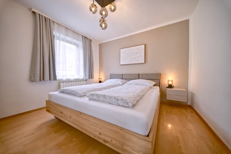 Modernes Schlafzimmer in Beige und Holz Wohnung 2